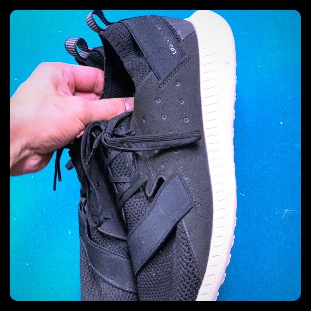Men’s underarmour shoes.
